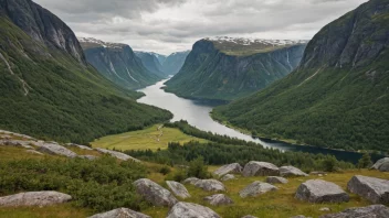 Et fredelig landskap med rullende åser, trær og noen bygninger i det fjerne