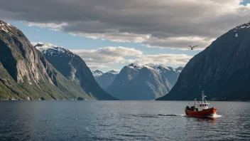 En fredelig og malerisk scene av en fiskebåt i en norsk fjord.