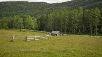 En liten parsell av jord i et landlig norsk landskap.