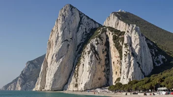 Gibraltar-klippen, et fremtredende landemerke og ikonisk symbol på regionen.