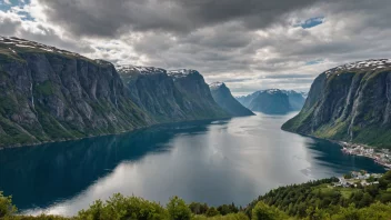 Norskekysten, kjent for sine dramatiske fjorder, øyer og fjell.