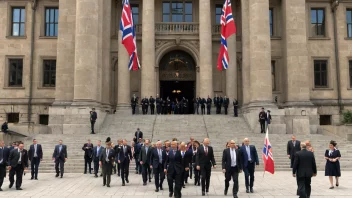 Stortingsbygningen i Oslo, Norge, med politikere og ansatte som går inn og ut av bygningen.