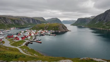 En malerisk landsby i Norge med en blanding av tradisjonelle og moderne hus, omgitt av fjell og et fredelig vann.