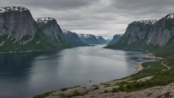 Et naturskjønt landskap av Sandviks, som viser dets naturlige skjønnhet.