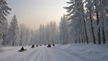 Et vinterlandskap med mye snø og mennesker som kjører slede