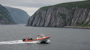 Et lite, raskt båt som seiler langs kysten av Norge.