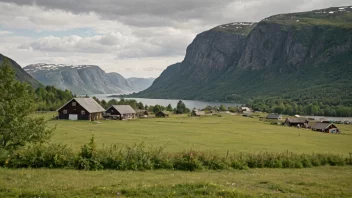 Et idyllisk og pittoreskt norsk landskap med en hint av rural liv.