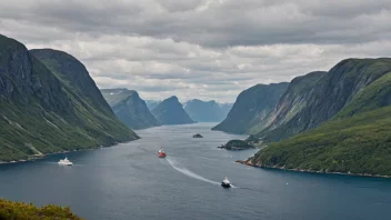 Et malerisk bilde av den norske kysten med ulike båter og skip som seiler på havet