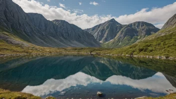 Et majestetisk fjellandskap med en rolig innsjø og noen mennesker som vandrer i det fjerne.