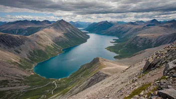 En åndeløs utsikt over Besseggen fjellrygg i Jotunheimen.