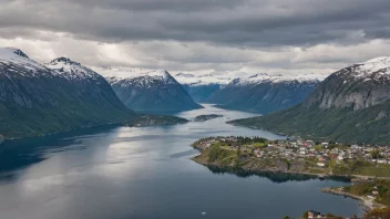 Et malerisk landskap av Vestlandets fjorder og fjell.