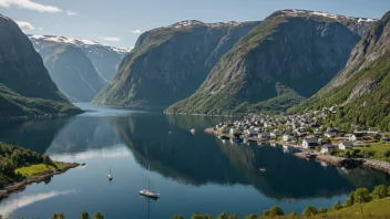 Et malerisk landskap av de norske fjordene med en liten landsby og båter som seiler.