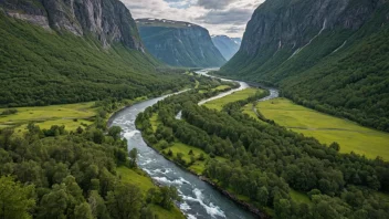 En fredelig elv som flyter gjennom en dal i Norge