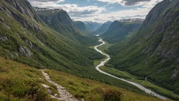 Et naturskjønt dal i Norge med fjell og turstier.