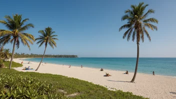 En fredelig strandscene med noen mennesker som nyter ferien.