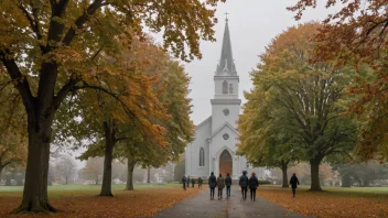 En kirke på en søndag morgen med noen mennesker som går mot den, omgitt av høstløv og en grå himmel.