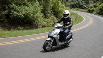 En person som kjører en liten motorsykkel eller scooter på en naturskjønn vei.