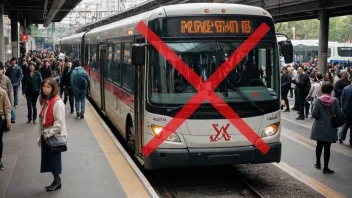 Et bilde av en buss eller tog med en rød 'X' gjennom det, som indikerer en streik, med mennesker som venter i bakgrunnen.