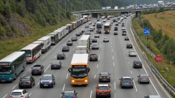 Bilde av en travel motorvei med mange kjøretøy, som viser trafikkomfang.