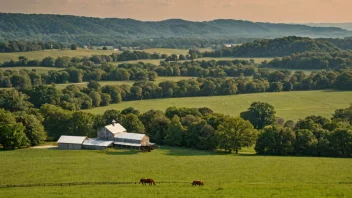 Et malerisk landskap av Kentuckys landsbygd, med hestegårder og et bourbondestilleri.