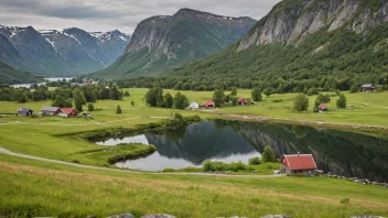 Et fredelig norsk landskap med en gård eller landsby i bakgrunnen