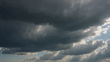 Et glass med grumt vann og sediment på bunnen.