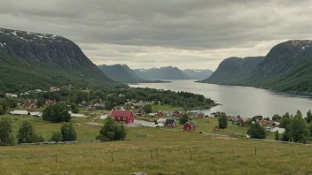 Et idyllisk norsk landskap med en liten bosetning i bakgrunnen.