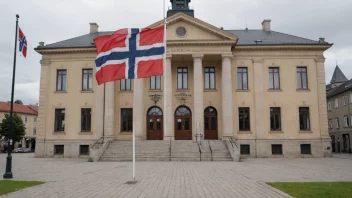 Et rådhus eller en kommunal bygning med et norsk flagg.