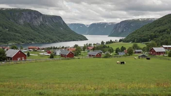 Et pittoreskt norsk landskap med rullende åser og en gård i bakgrunnen.