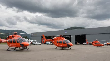 En stor luftambulansebase i Norge med helikoptre og medisinsk personale.