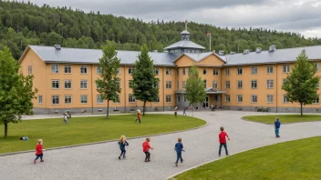 En offentlig skolebygning i Norge med barn som leker utenfor.