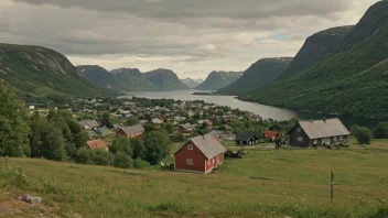 Et fredelig norsk landskap med en liten landsby eller by i bakgrunnen.