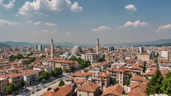 Et panoramabilde av Pristina, som viser byens historiske bygninger, kulturelle landemerker og levende byliv.