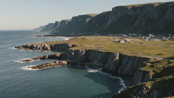 Et fredelig landskap av en kystlinje med et skilt eller et kart som viser navnet Vågstrandas