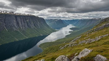 Et fredelig og majestetisk landskap i Norge, som viser en unik geologisk formasjon.