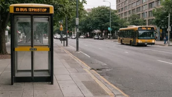 Et busstopp med en tydelig skilt og en buss i bakgrunnen.