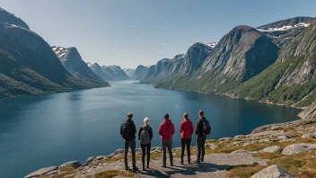 En gruppe mennesker på en tur i vestlige Norge, som nyter den naturskjønne utsikten over fjordene og fjellene.