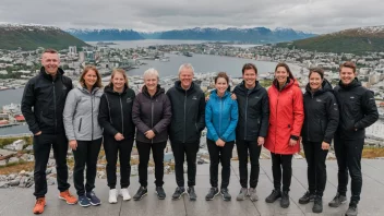 En gruppe tromsøværinger som poserer sammen foran en vakker bybakgrunn.