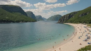 En idyllisk strandscene i Norge med mennesker som nyter solen, sanden og sjøen.