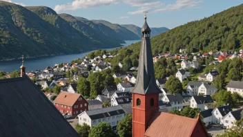 Et kirketårn i en liten norsk by.