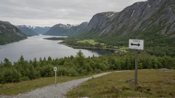 Et idyllisk norsk landskap med en antydning av en bosetning eller en geografisk formasjon i bakgrunnen