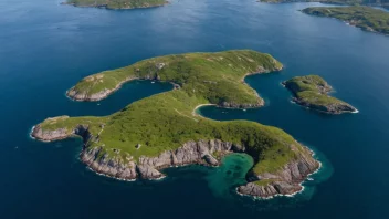 En liten øy i havet med noen hus og trær