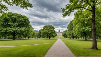 En fredelig og pittoresk park med en rik historie, omgitt av vakker natur og historiske bygninger.