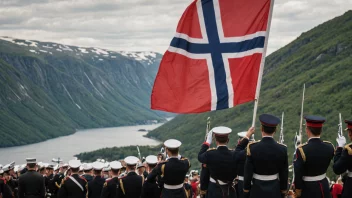 Et norsk flagg som heises under en seremoni, med mennesker i bakgrunnen som ser på.