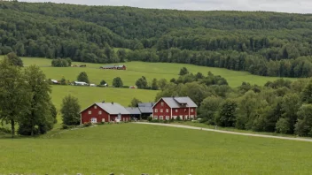 Et idyllisk landskap av en norsk gård eller eiendom med navnet Alsgaard fremtredende.