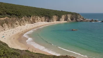 En vakker kystlinje med en sandstrand og noen mennesker som slapper av.