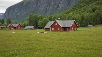 En tradisjonell norsk gård med et stort jorde og et gårdshus i bakgrunnen.