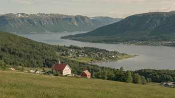 Et idyllisk norsk landskap med en liten bosetning i det fjerne.