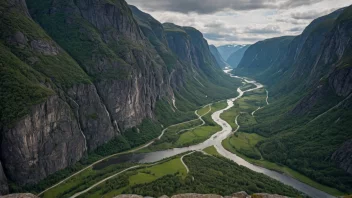 Et fredelig landskap av en lang og smal dal eller en elv som flyter gjennom en lignende formasjon i Norge