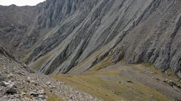 Et bratt og steinete område på et fjell med sparsom vegetasjon